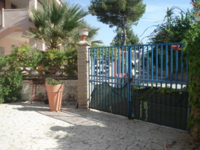 Appartavilla su spiaggia con giardino alberato Granelli